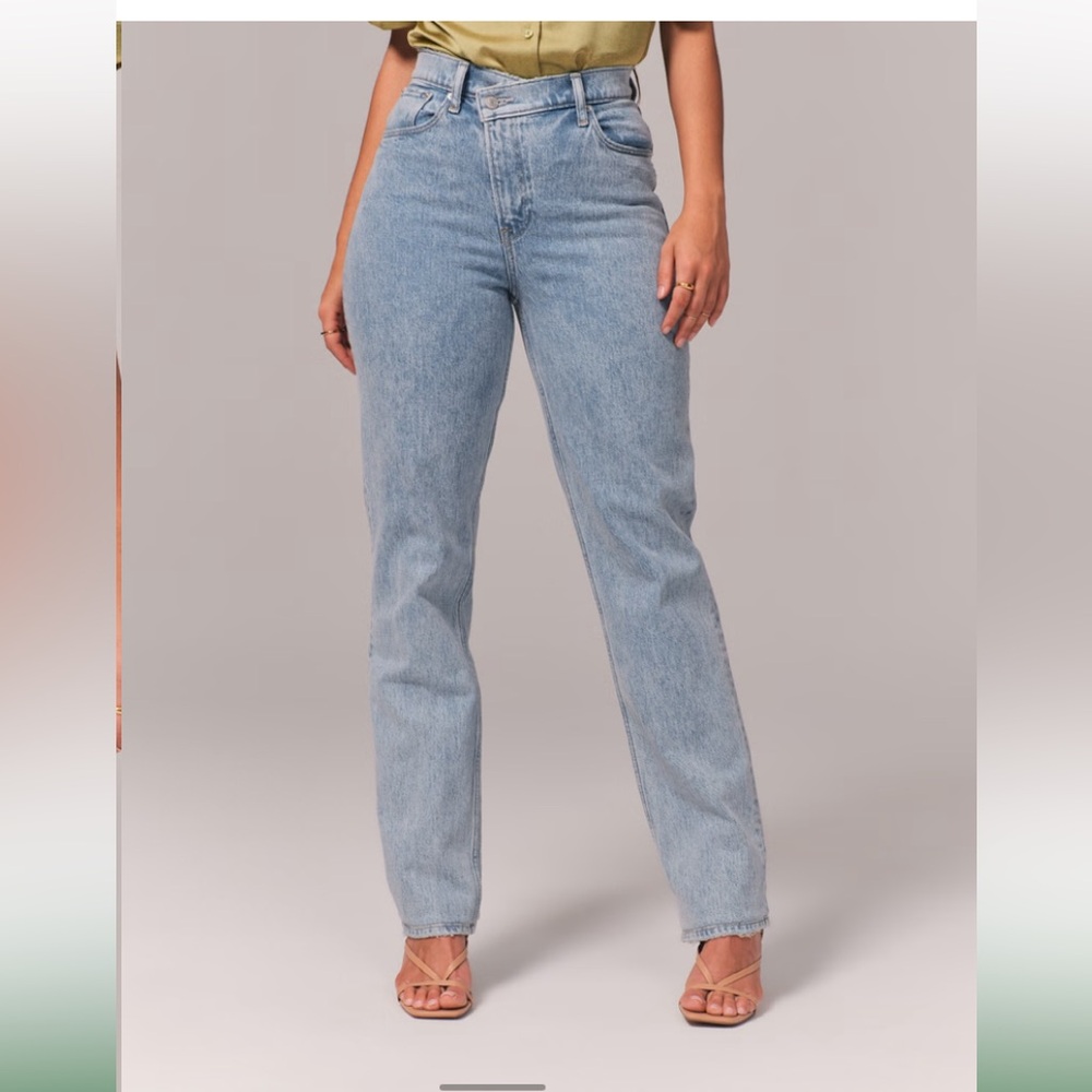 Abercrombie Curve Love Ultra High Rise 90s Straight Jean